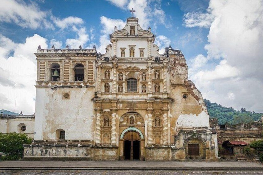 Une église historique dotée d’un clocher et d’une entrée en arc de cercle. 2