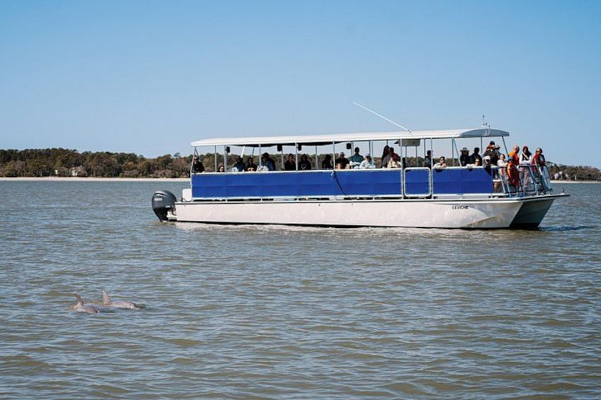 Ein Boot mit Passagieren auf ruhigem Gewässer. 4