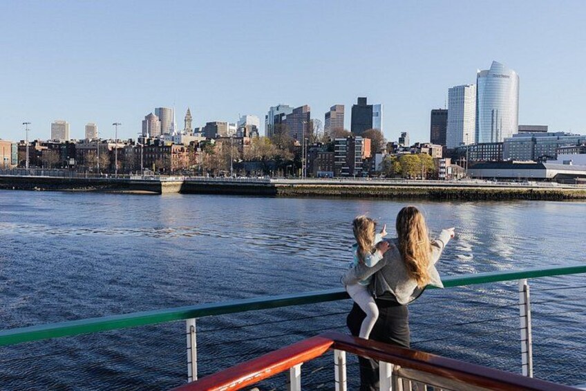 Un río con el horizonte de una ciudad al fondo, un puente y una baranda. 2