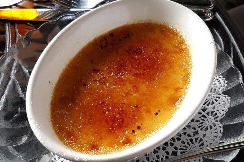 Een schaal crème brûlée met een gekaramelliseerde bovenkant. 3
