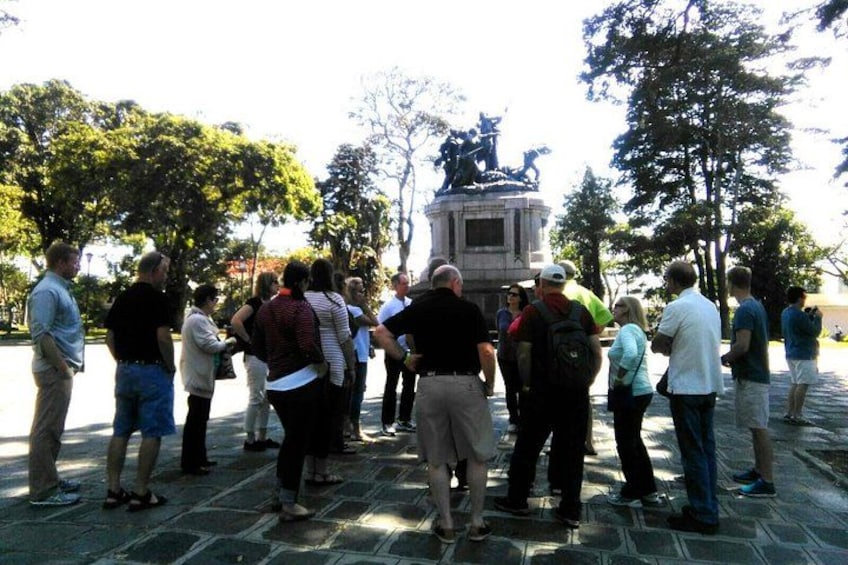 Eine Gruppe von Menschen hat sich um eine Statue in einem Park versammelt. 2