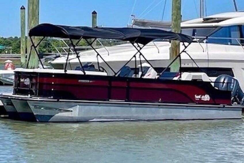 Un bateau rouge et blanc était amarré dans une marina, sous un auvent. 4