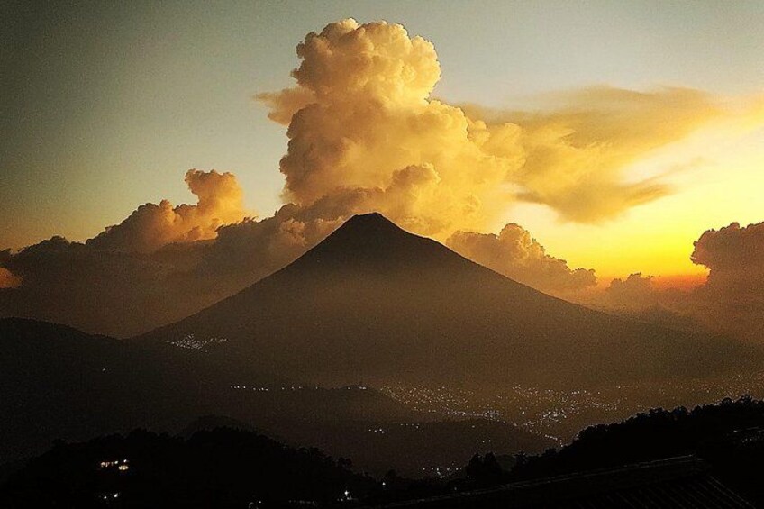Une montagne sur laquelle se forme un nuage au coucher du soleil. 3