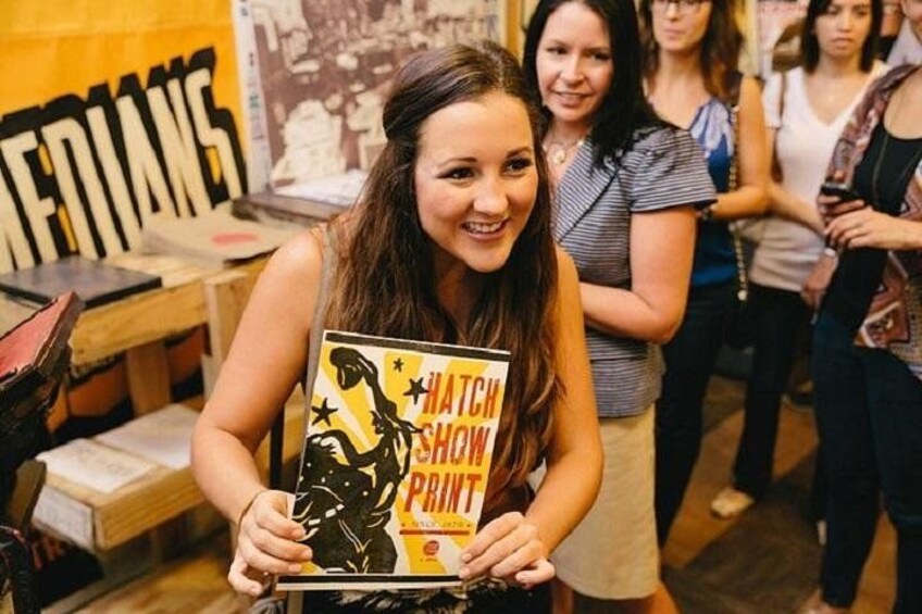 Una persona sosteniendo un libro titulado 'Hatch Show Print'. 3