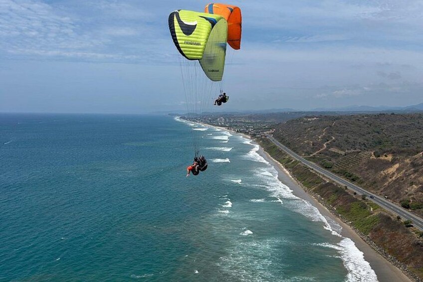 Una carretera costera con playa y océano. 2