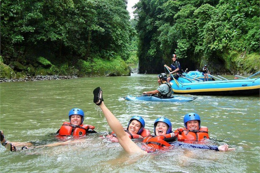 Personas haciendo rafting en un río rodeado de vegetación exuberante. 4