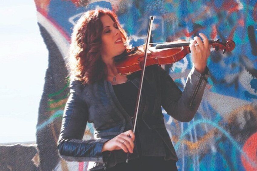 Una persona tocando el violín. 4