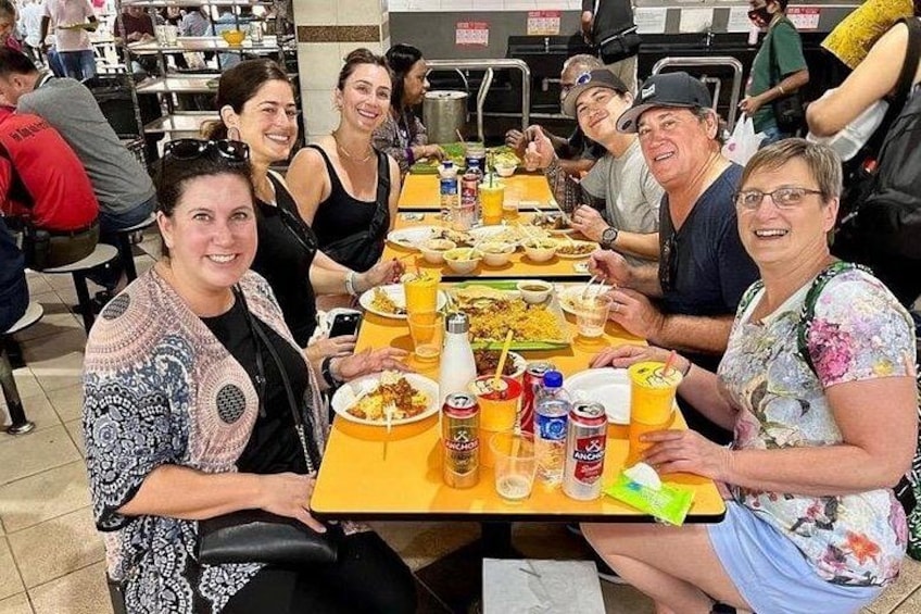 Feasting on a variety of Indian dishes as our American & South African guests load up before exploring the area of Little India quarter. 2