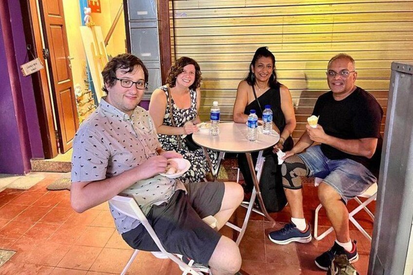 Cooling down with a refreshing dessert with our guests from Australia & America at Haji Lane, which is located in the Malay Quarter of Singapore. 2