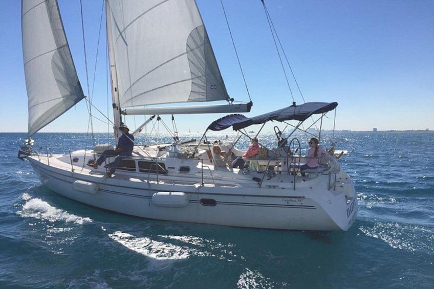 Een zeilboot met meerdere zeilen op een rustige zee. 5