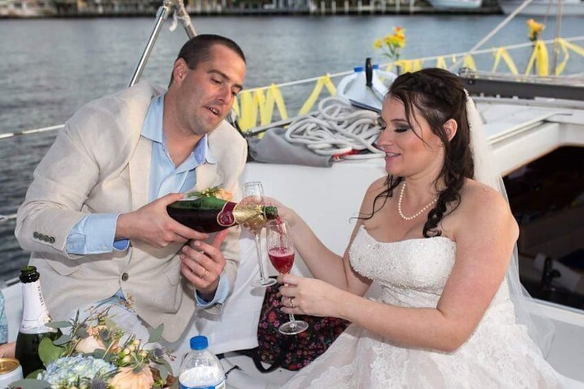 Un couple trinquant au champagne à bord d’un bateau. 2