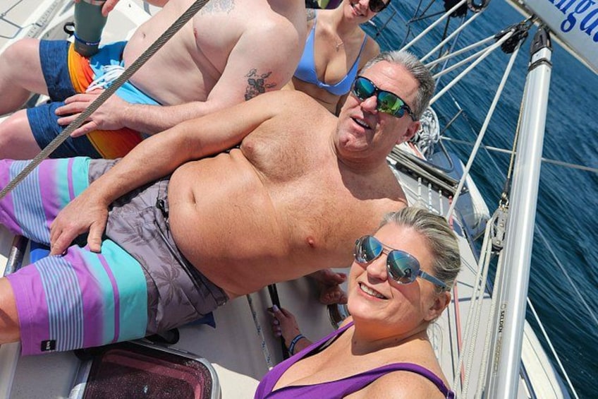 Mensen in een boot, met een helderblauwe lucht en water. 3