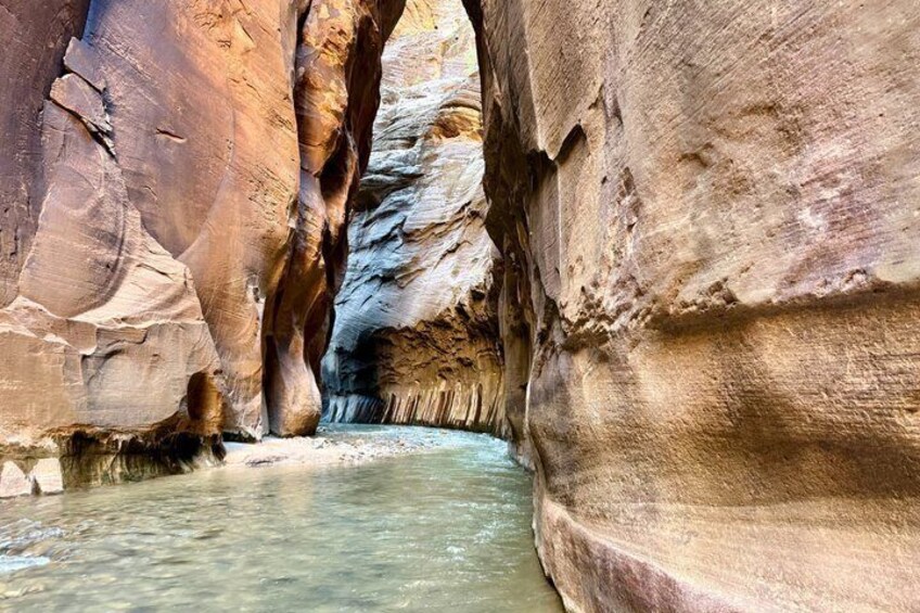 Un canyon con un fiume che lo attraversa. 4