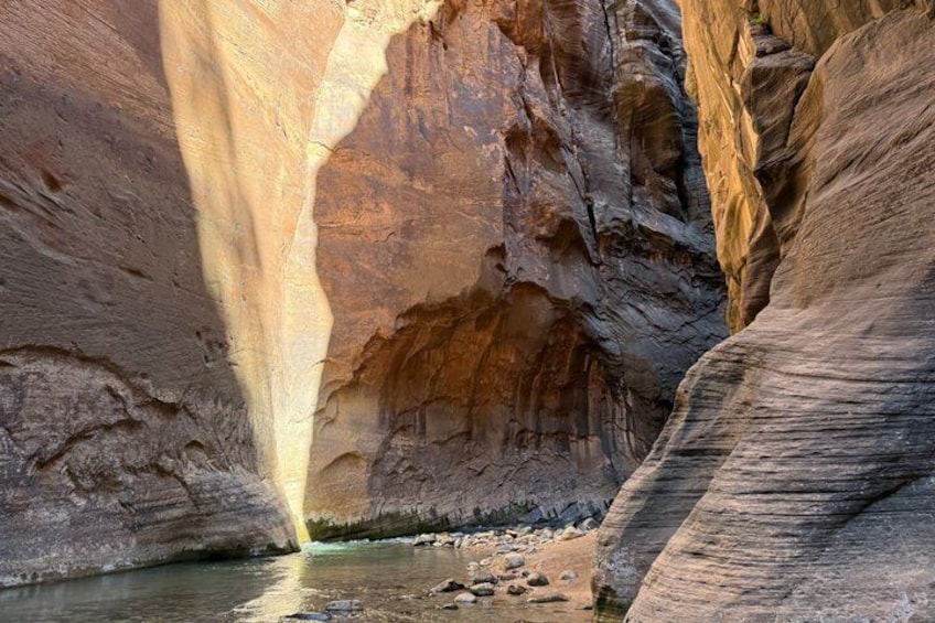 Un canyon con un fiume, formazioni rocciose e un passaggio stretto. 2