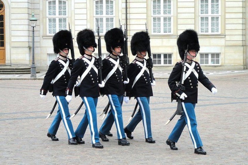 Un grupo de guardias uniformados marchando en fila. 5