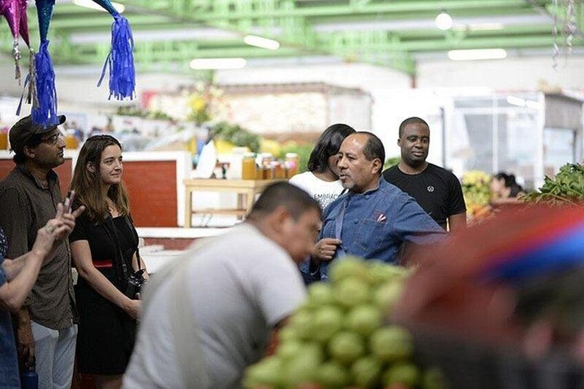 Un mercato con persone che fanno acquisti e decorazioni appese. 3