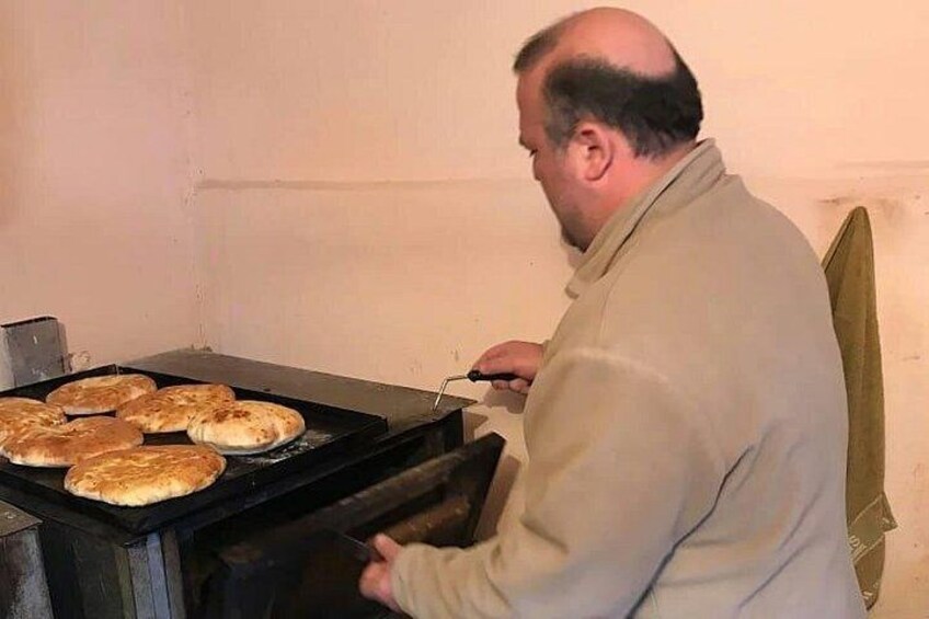 Iemand kookt op een fornuis, met verschillende ingrediënten in de pan. 4