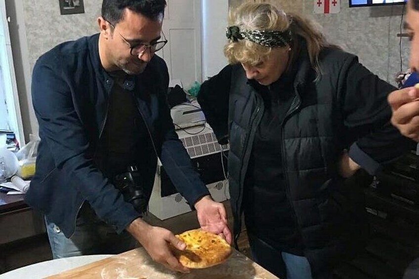 Twee personen bereiden eten in een keuken. 3