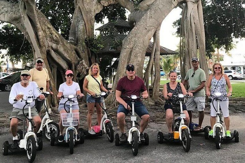Un grupo de personas circulando en patinetes eléctricos en un parque. 2