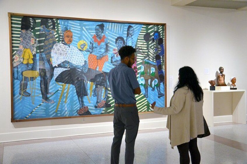 Una pintura grande que muestra a personas en una habitación, un hombre señalando y una mujer observando. 3