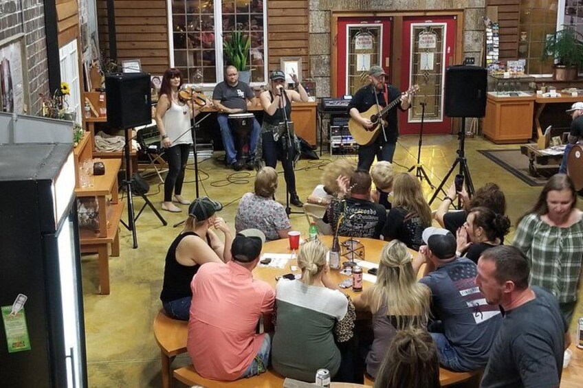 An amazing impromptu acoustic performance by Diamonds & Whiskey 2
