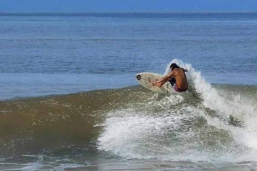 Une personne qui fait de la planche à voile sur une vague dans l’océan. 4