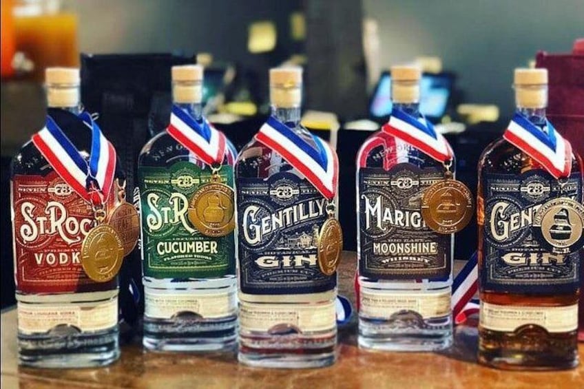 Botellas de vodka St. Pete, St. Pete Cucumber, ginebra Gentleman, aguardiente Marigold y ginebra Gentleman sobre una barra. 1