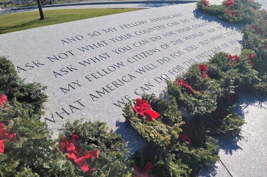 Un memorial con texto grabado y lazos rojos. 4