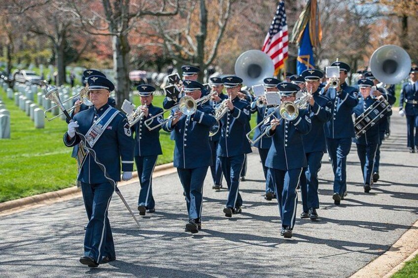 Een fanfare in uniform op straat. 1