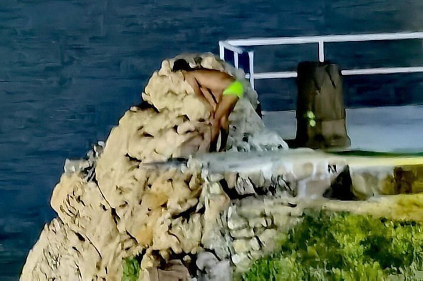 Una persona escalando un afloramiento rocoso cerca de una masa de agua. 2
