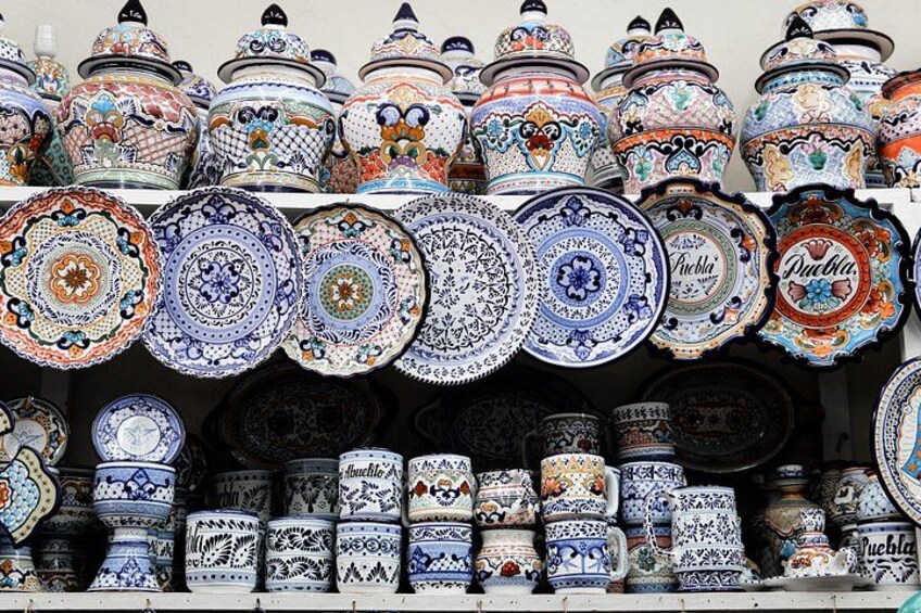 Diversidad de platos y jarrones de cerámica con diseños y motivos intrincados. 5