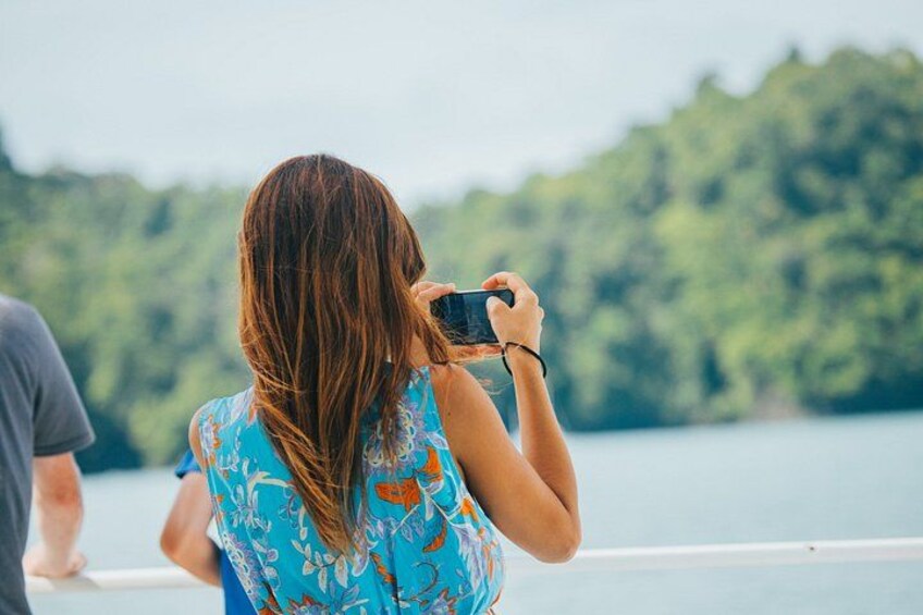 Una persona tomando una foto con una cámara. 5