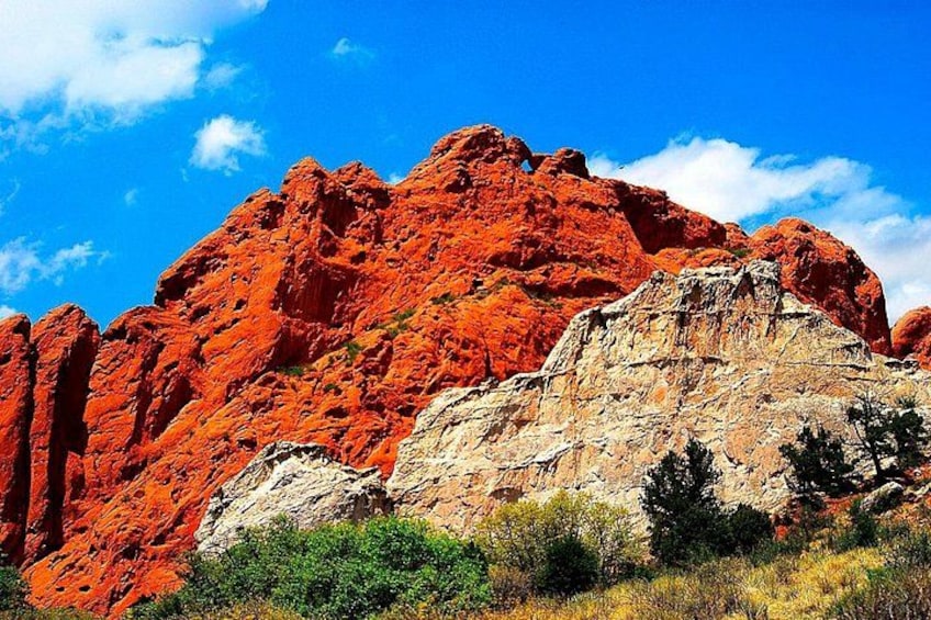 Formación rocosa roja bajo un cielo azul despejado. 2