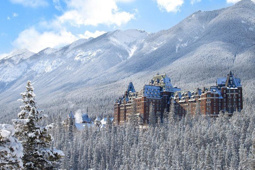 Un paisaje montañoso cubierto de nieve con un complejo arquitectónico histórico. 2
