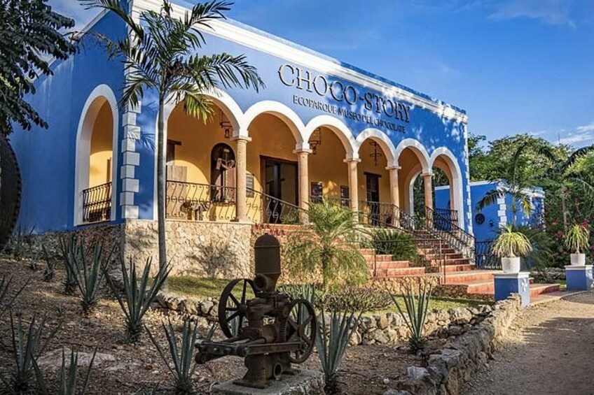 Ein Gebäude mit der Aufschrift 'CHOCO-STORY' und 'COPARQUE MUSEO DEL CHOCOLAT', das ein Schokoladenmuseum kennzeichnet. 3