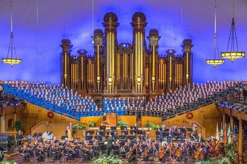 Een grote concertzaal met orkest en koor in optreden. 1