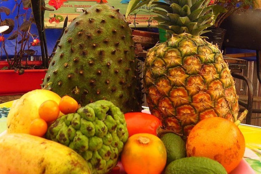 Diversa variedad de frutas, como piña, mango y papaya. 2