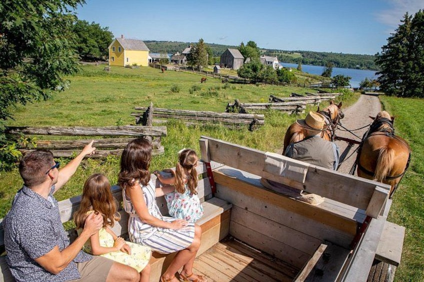 Una familia en un bote de madera con caballos, un lago y un paisaje rural al fondo. 2