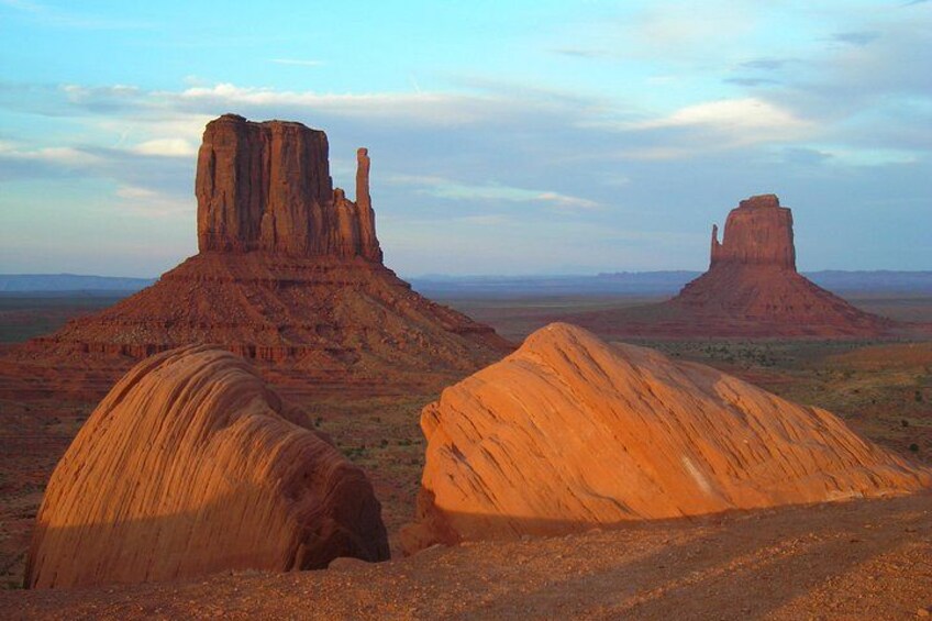 Formations rocheuses dans un paysage désertique. 2