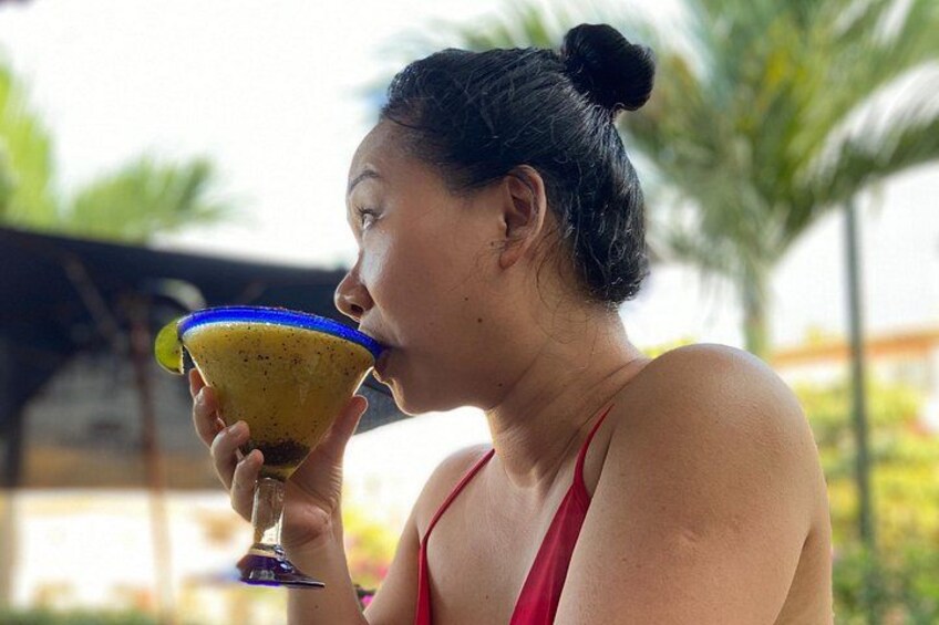 Iemand houdt een margarita glas vast. 3