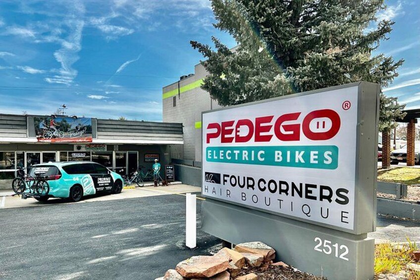 Letrero de Pedego Electric Bikes en Four Corners Hair Boutique. 2
