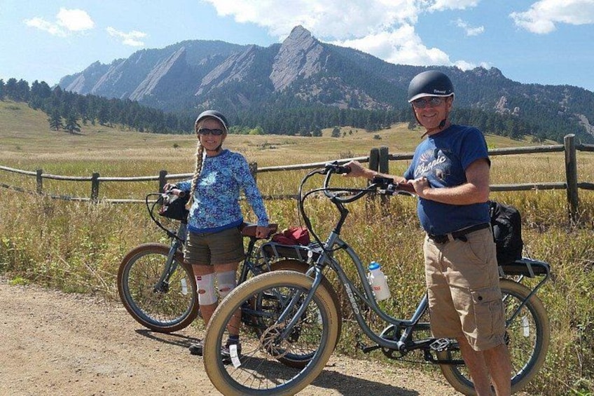 Dos personas con bicicletas en un paisaje montañoso. 3