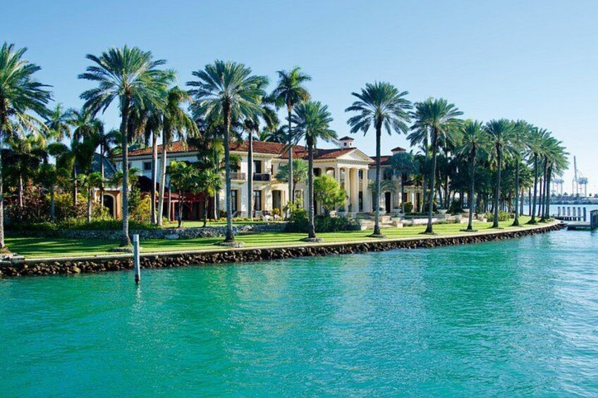 From our Miami harbor tour, take in the picturesque vistas of Millionaire's Row. This scenic boat ride offers a front-row seat to Miami's most luxurious homes. 4