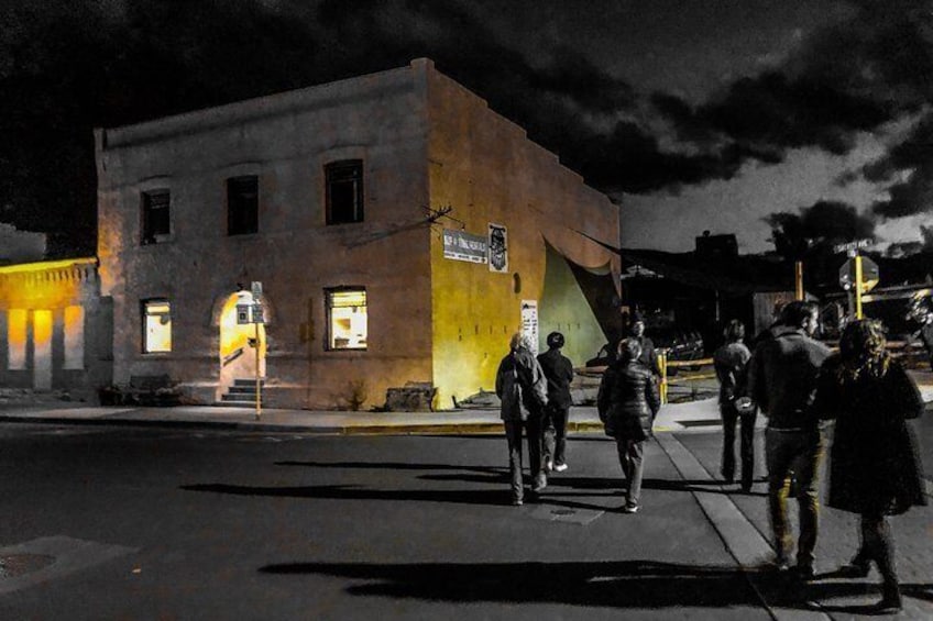 Una calle iluminada por luces amarillas de noche. 1