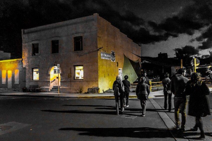 Un bâtiment dont les fenêtres sont illuminées et sur lequel on peut voir une enseigne la nuit. 1