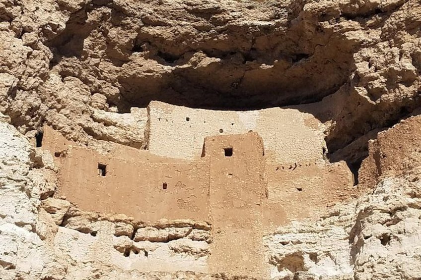 Ruinas en un acantilado con antiguas estructuras talladas en la roca. 1