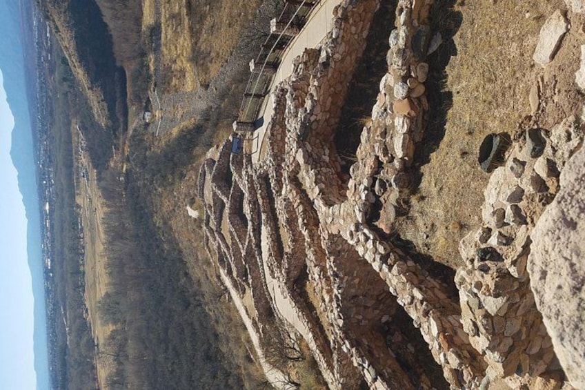 Terreno pedregoso con un muro de piedra y un puente. 5