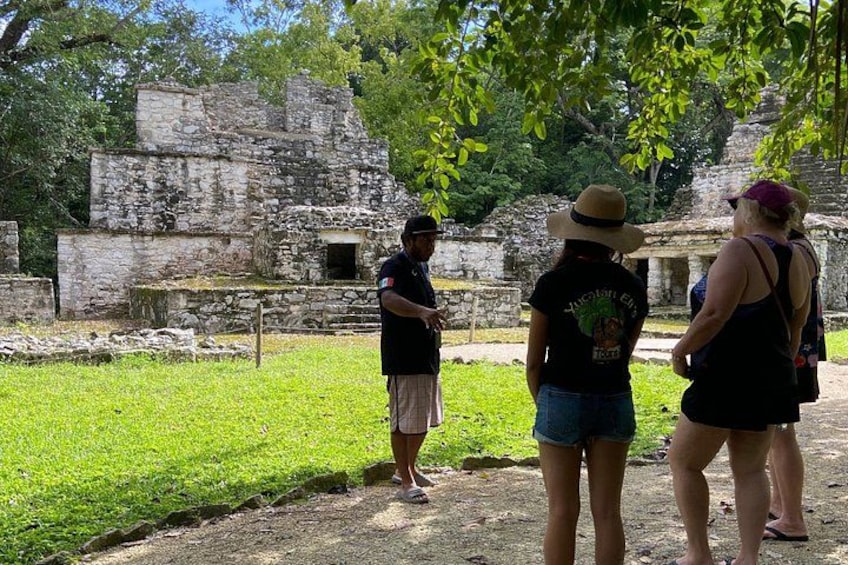 Des touristes visitent des ruines antiques en compagnie d’un guide. 3