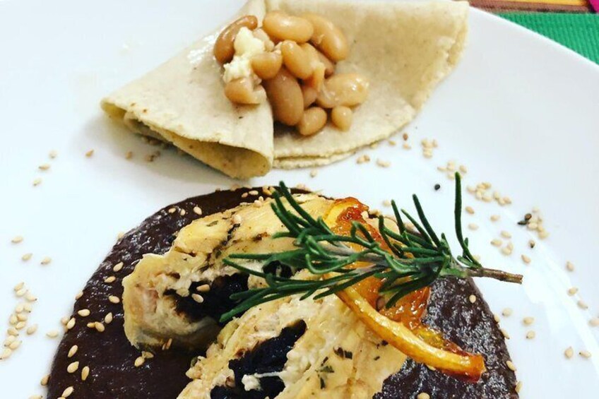 En tallerken med grillet kylling, grillstegt aubergine og en tortilla med bønner. 5