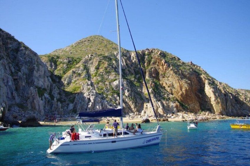 Un velero en aguas tranquilas con acantilados rocosos al fondo. 2